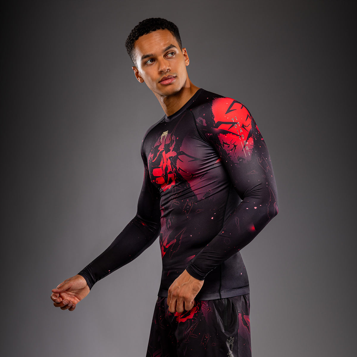Rashguard à Manches Longues Itadori Jujutsu Kaisen x Venum – Noir/Rouge