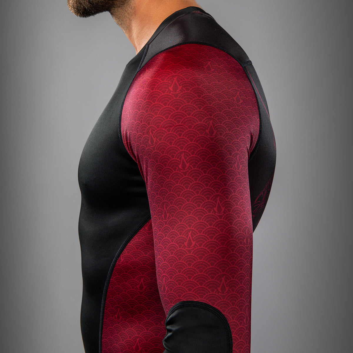Rashguard à manches longues pour Hommes Venum x Assassin’s Creed Shadows - Bordeaux/Noir - product-type_T-Shirts de Compression