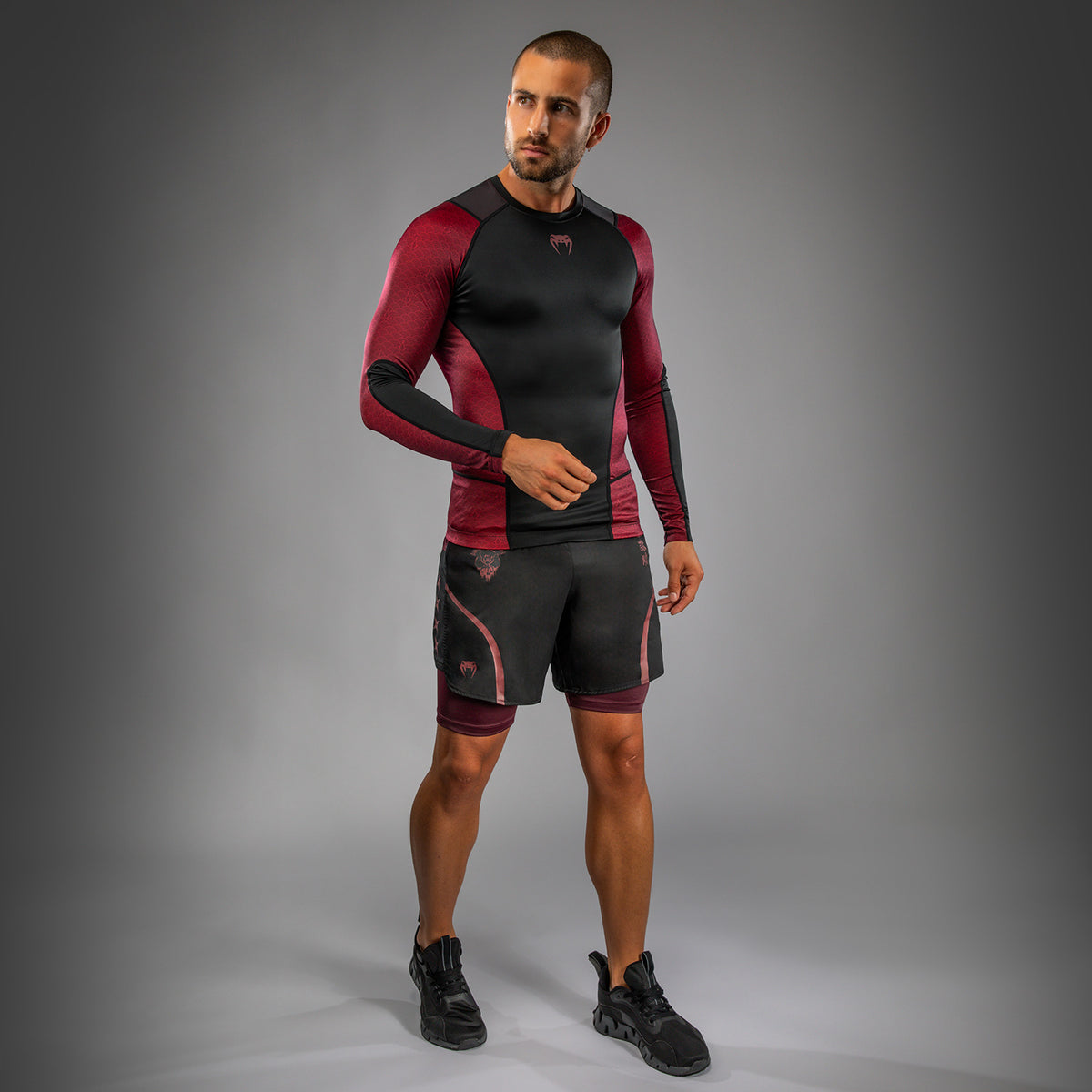 Rashguard à manches longues pour Hommes Venum x Assassin’s Creed Shadows - Bordeaux/Noir - product-type_T-Shirts de Compression
