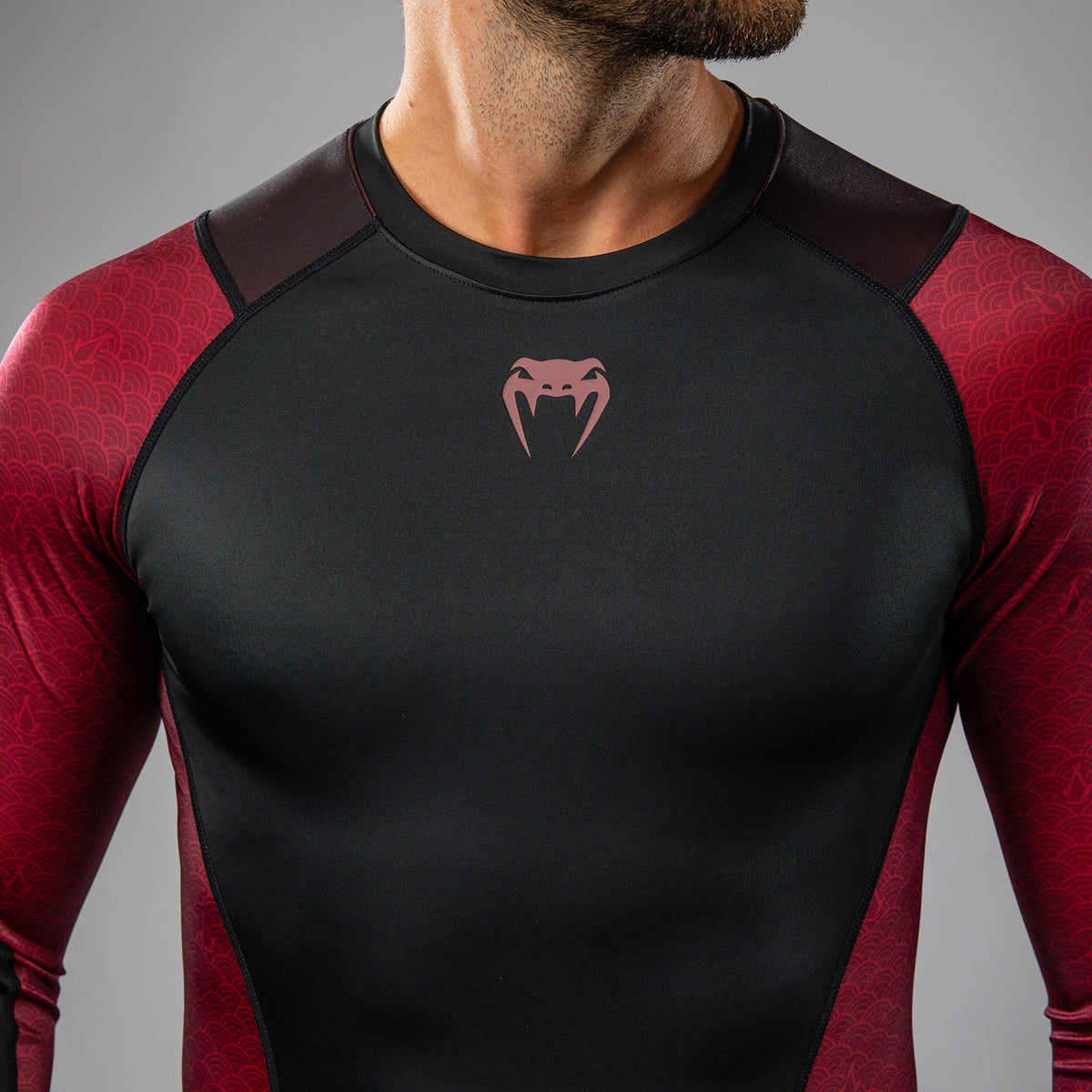 Rashguard à manches longues pour Hommes Venum x Assassin’s Creed Shadows - Bordeaux/Noir - product-type_T-Shirts de Compression