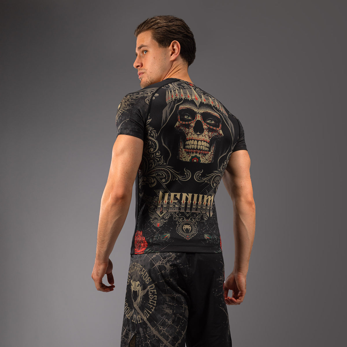 Rashguard à Manches Courtes pour Hommes Venum Santa Muerte 5.0 - Noir Profond/Or - product-type_T-Shirts de Compression