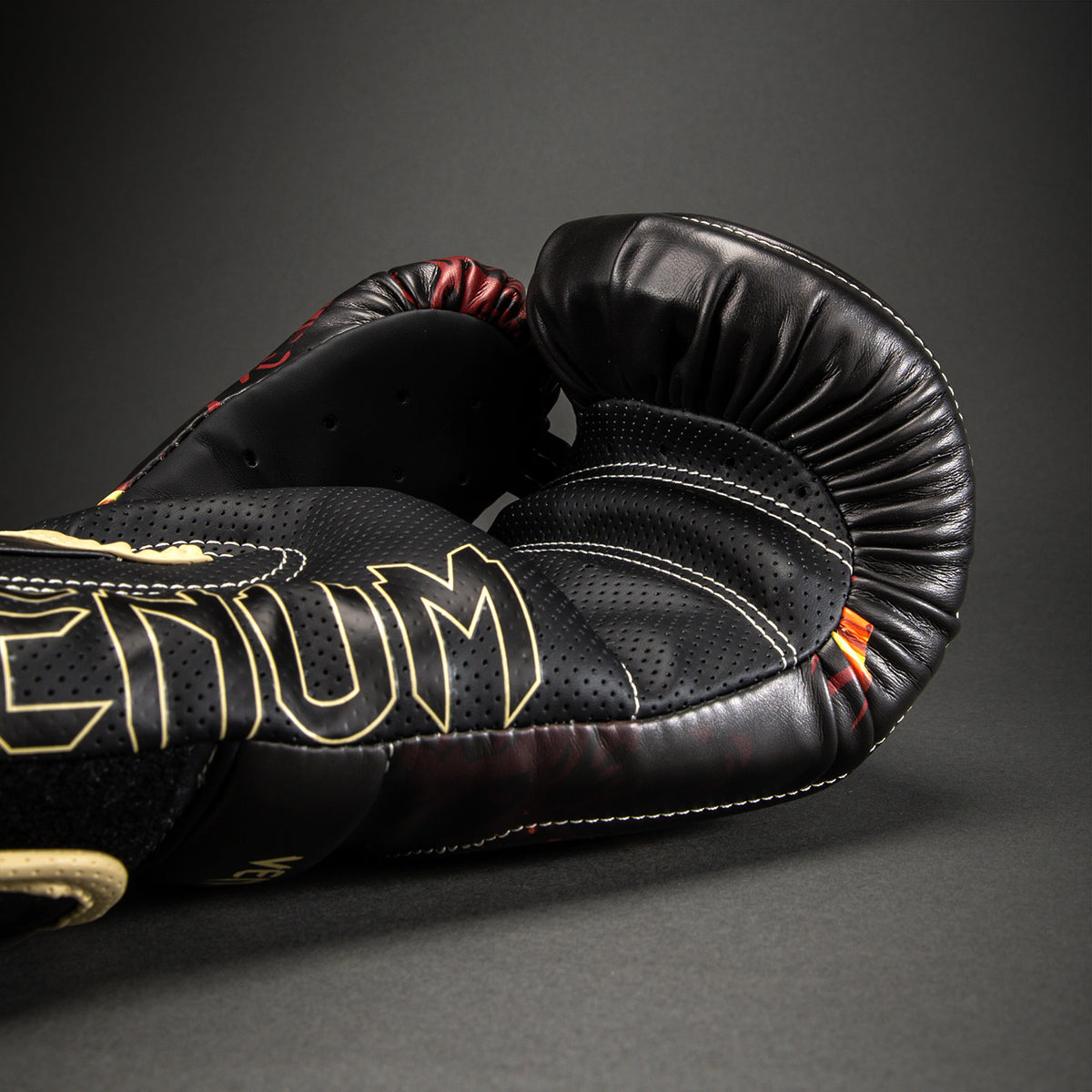 Gants de boxe Sukuna Jujutsu Kaisen x Venum – Noir/Beige