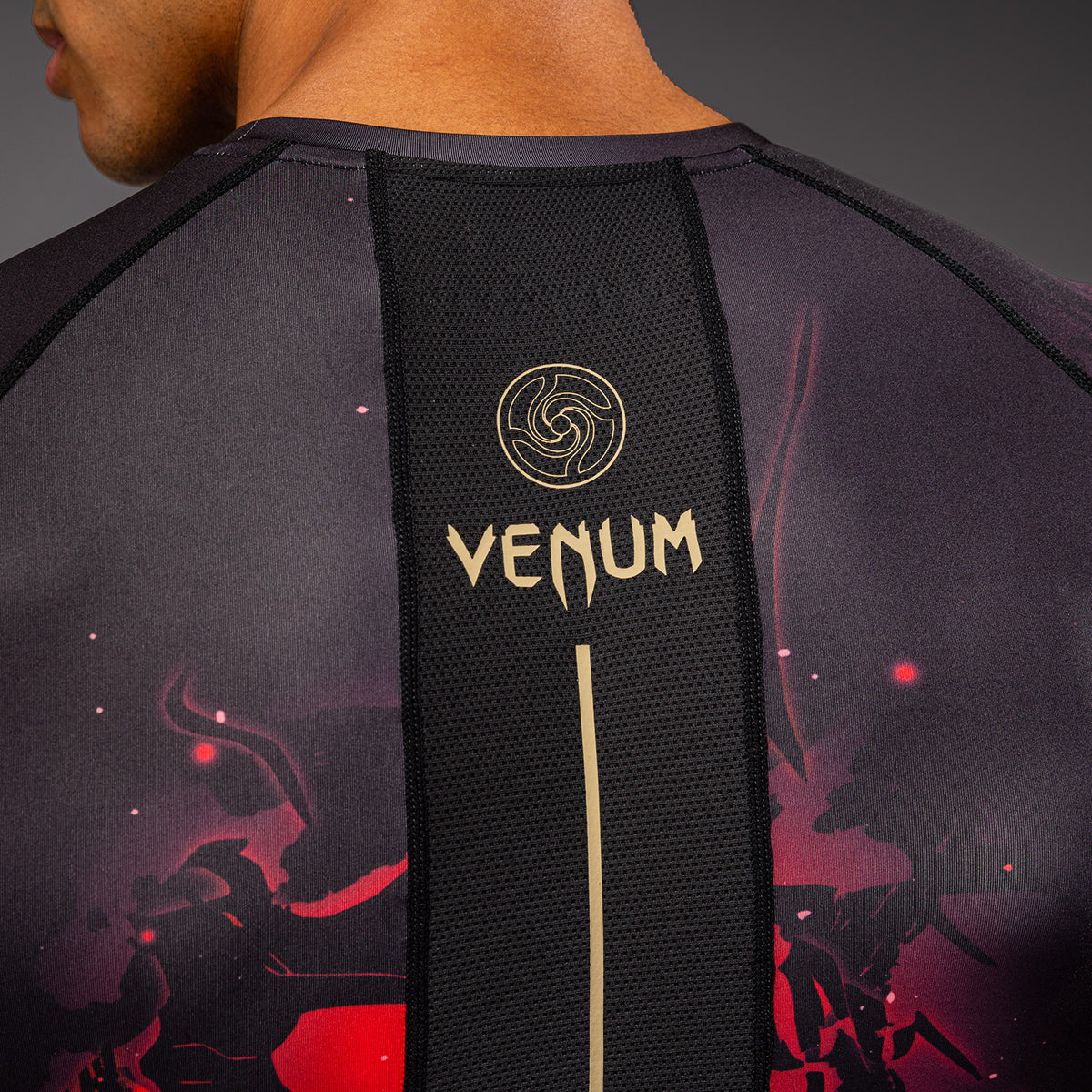 Rashguard à Manches Courtes Itadori Jujutsu Kaisen x Venum – Noir/Rouge