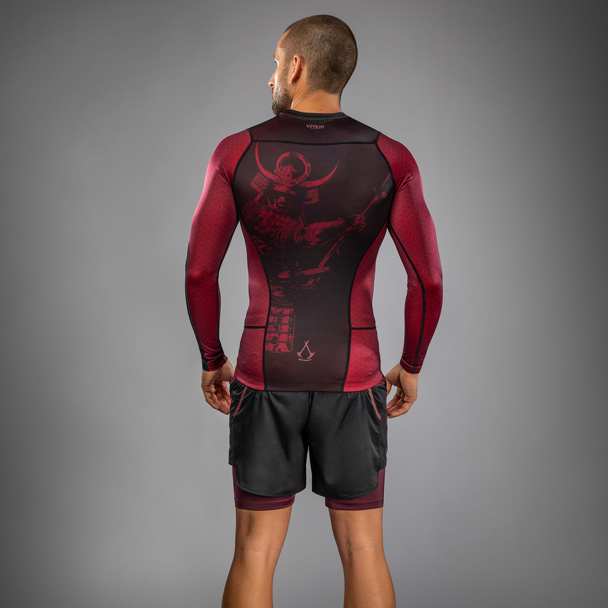 Rashguard à manches longues pour Hommes Venum x Assassin’s Creed Shadows - Bordeaux/Noir - product-type_T-Shirts de Compression