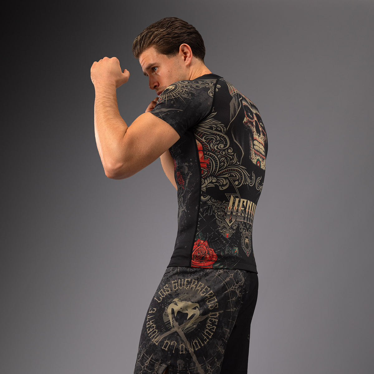 Rashguard à Manches Courtes pour Hommes Venum Santa Muerte 5.0 - Noir Profond/Or - product-type_T-Shirts de Compression
