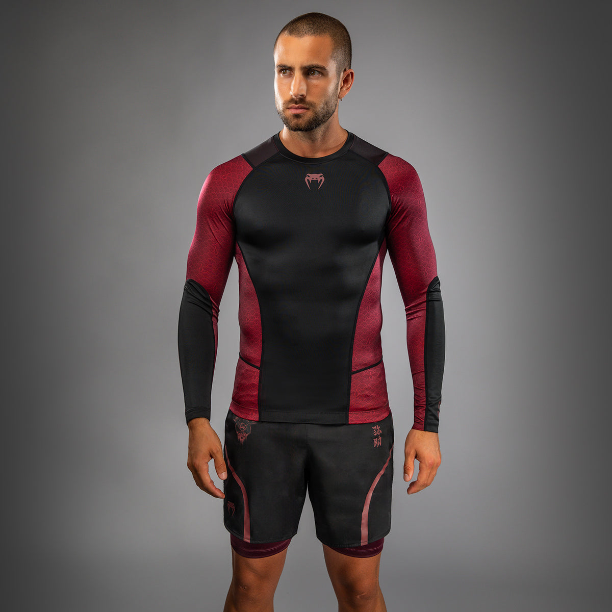 Rashguard à manches longues pour Hommes Venum x Assassin’s Creed Shadows - Bordeaux/Noir - product-type_T-Shirts de Compression